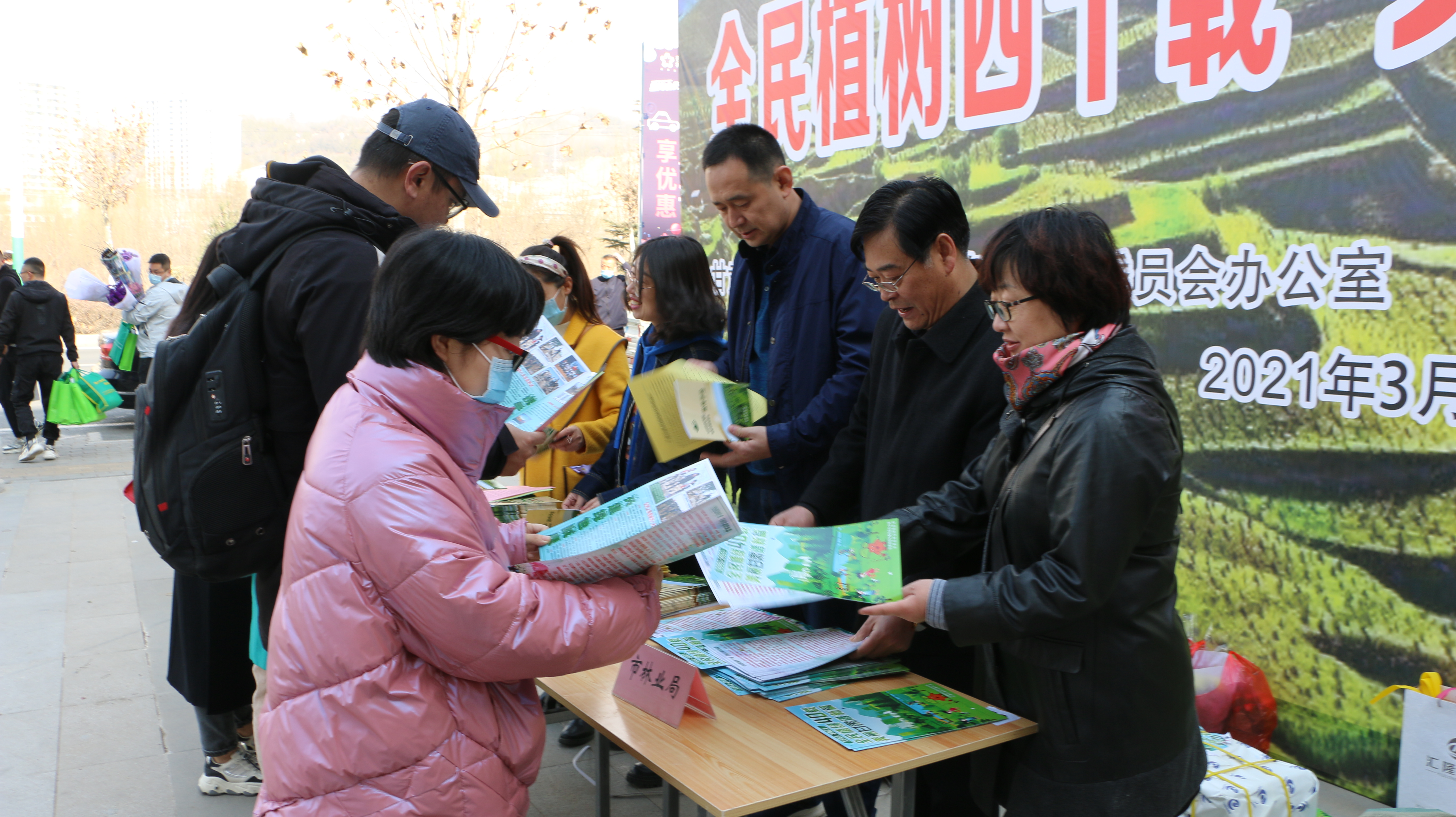 甘肃省林业和草原局发放宣传材料