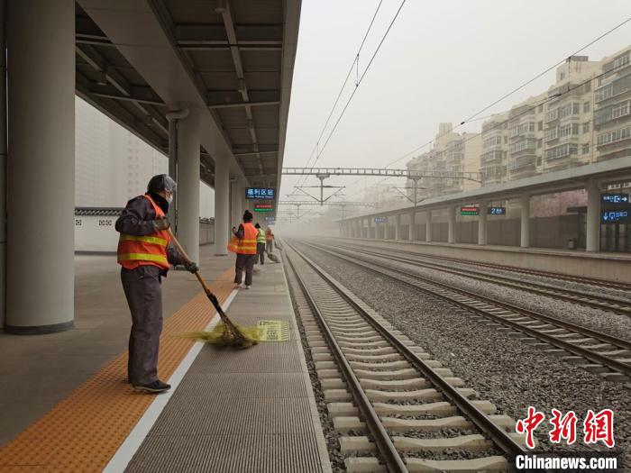 甘肃沙尘天气致铁路客流骤增兰铁局多措引导防护保出行