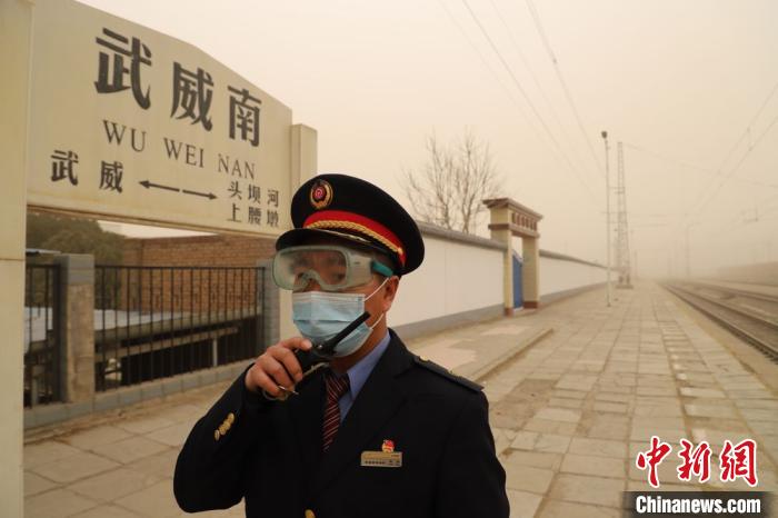 图为中国铁路兰州局集团工作人员加强引导防护，确保旅客安全出行。　牛小弟 摄
