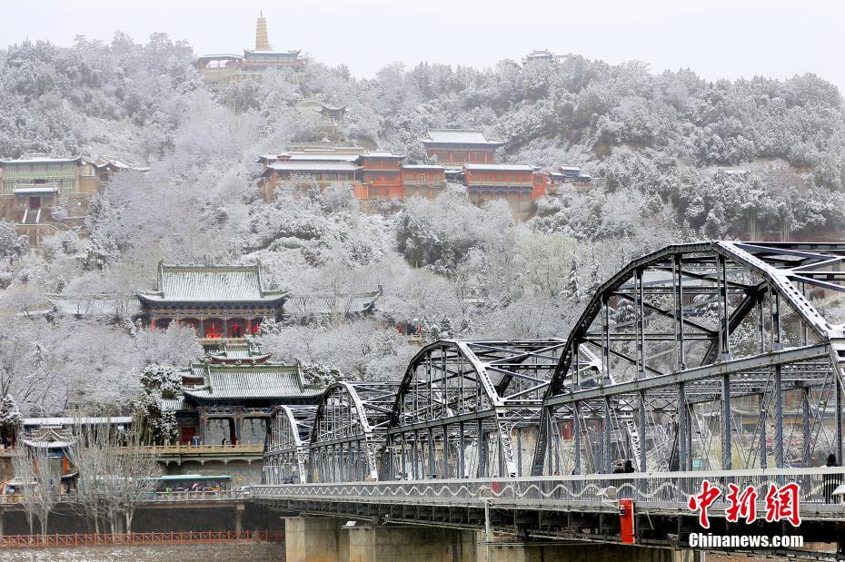 甘肃兰州：春雪“洗”尘