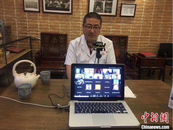 图为甘肃中医药大学附属医院的资深医师、中国—巴西中医药国际合作基地的主任周强,在巴西期间进行线上中医知识培训。(资料图) 受访者供图 图为甘肃中医药大学附属医院的资深医师、中国—巴西中医药国际合作基地的主任周强,在巴西期间进行线上中医知识培训。(资料图) 受访者供图