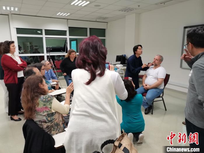图为中国—巴西中医药国际合作基地成员文新,教授巴西本土医师中医课程。(资料图) 受访者供图 图为中国—巴西中医药国际合作基地成员文新,教授巴西本土医师中医课程。(资料图) 受访者供图