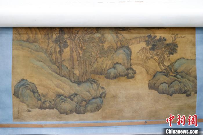 修复后的《蒋懋德画山水图贴落》漏出部分 盛佳鹏 摄 修复后的《蒋懋德画山水图贴落》漏出部分 盛佳鹏 摄