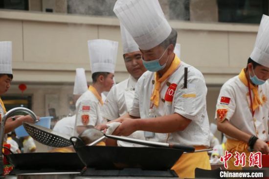 图为兰州一家烹饪技工院校举行创意技能大赛，学校以创业就业为导向培养学生。（资料图）　张婧　摄