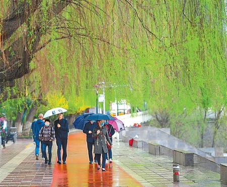 人们在兰州黄河风情线尽享雨后美景