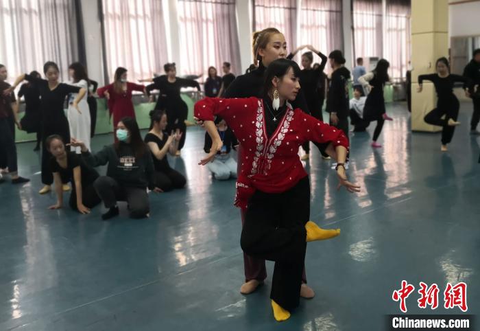 图为台湾大学生来到西北师范大学敦煌学院，学习和领悟敦煌舞的精髓。 (资料图) 丁思 摄