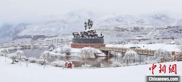 一幅雪色“童话世界”。　武雪峰 摄