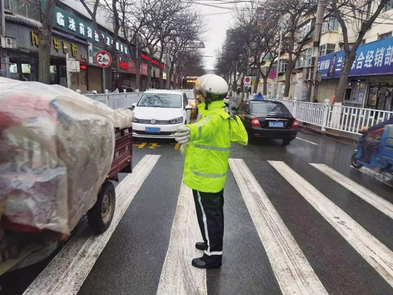 交警化身“雨警”撑起雨天出行“安全伞”