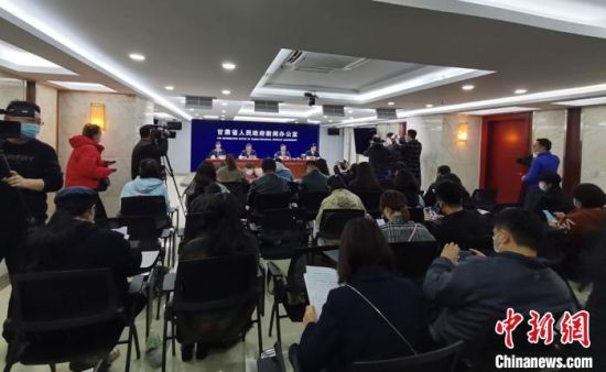 4月2日，甘肃省政府新闻办举行2021“东亚文化之都·中国敦煌活动年”新闻发布会。　李亚龙　摄