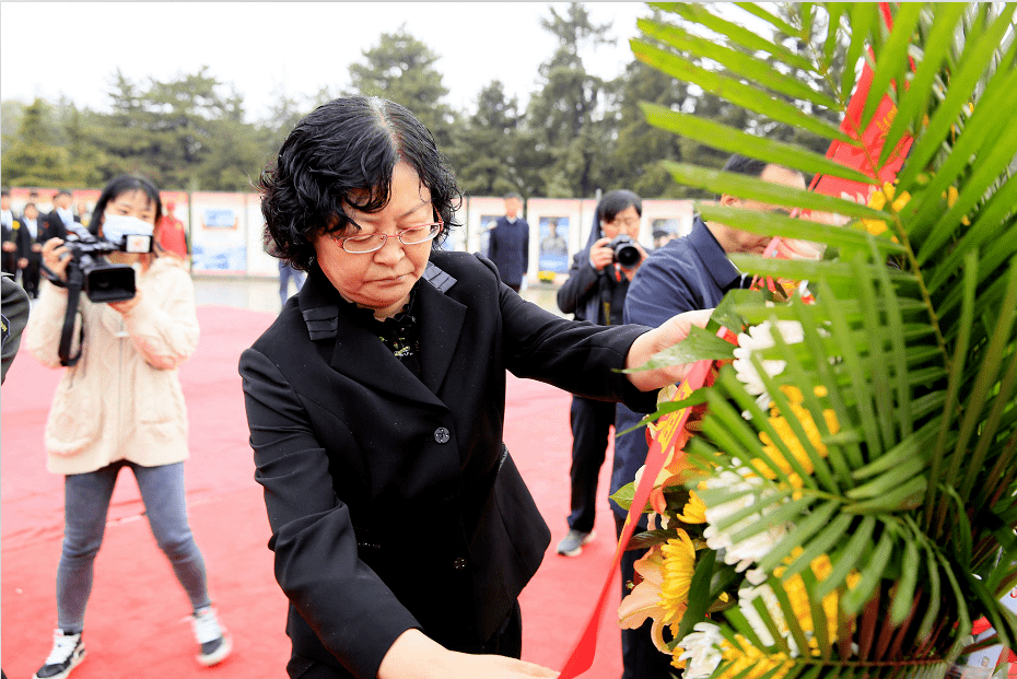《无极五登陆地址_清明节，陈红军烈士与儿子首次“见面”……》
