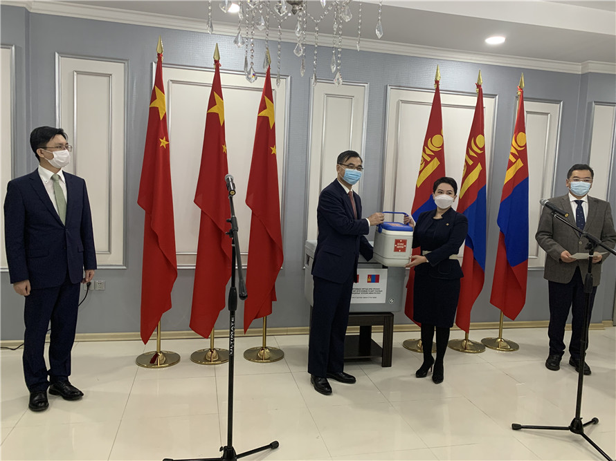 4月2日晚，新冠疫苗交接仪式在乌兰巴托举行。图片来源：中国驻蒙古国使馆