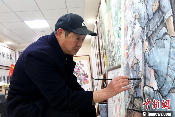 胡香強正在對畫作《血染襄河》進行最后的打磨 李勤 攝 胡香強正在對畫作《血染襄河》進行最后的打磨 李勤 攝
