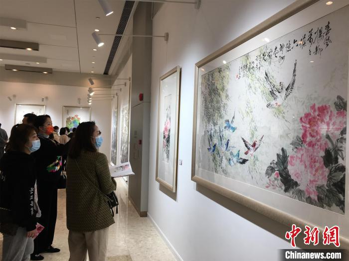 市民观看作品展 马芙蓉 摄 市民观看作品展 马芙蓉 摄