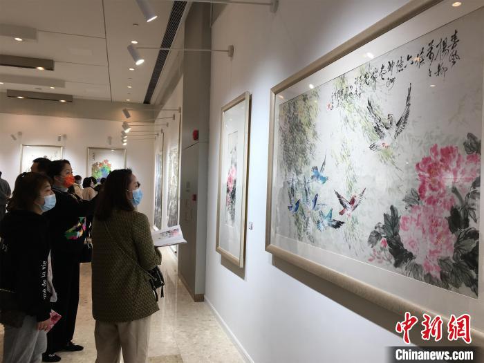 市民观看作品展 马芙蓉 摄