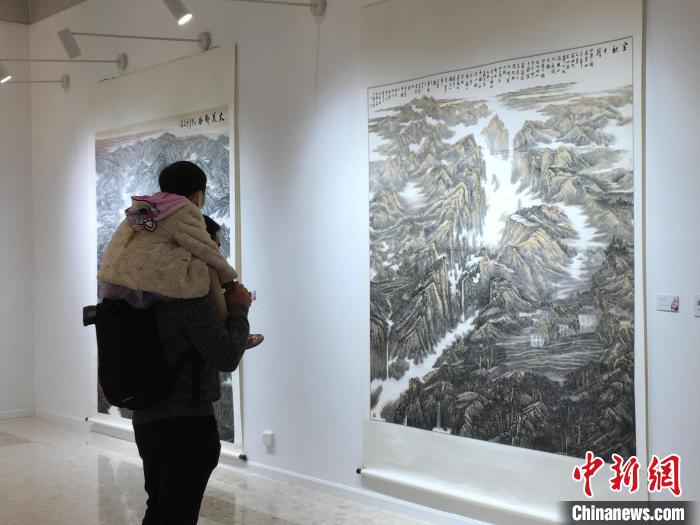 市民观看作品展 马芙蓉 摄 市民观看作品展 马芙蓉 摄