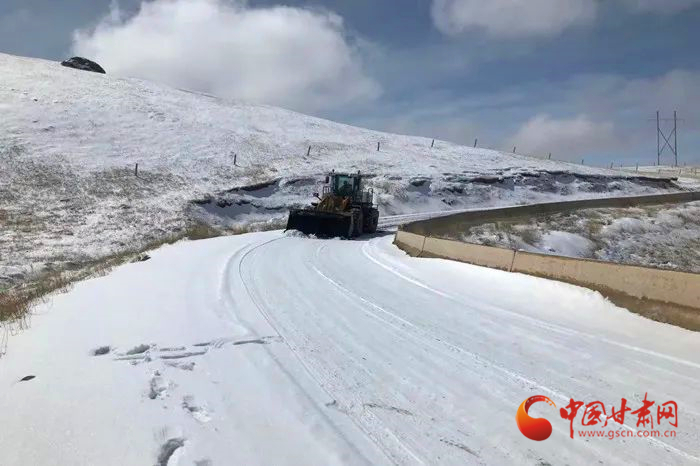 嘉峪关：“钢铁天路”除雪保畅工作忙