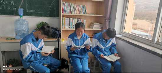 麦积区图书馆建立新阳中学图书流通站603.png