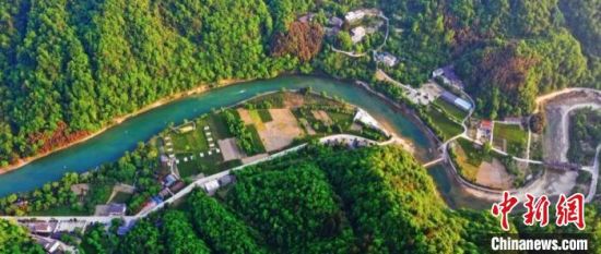 2020年“五一”期间，甘肃陇南市康县被称为“一个不要门票的生态大景区”，清澈的河水夹于两山之间。　张平良 摄
