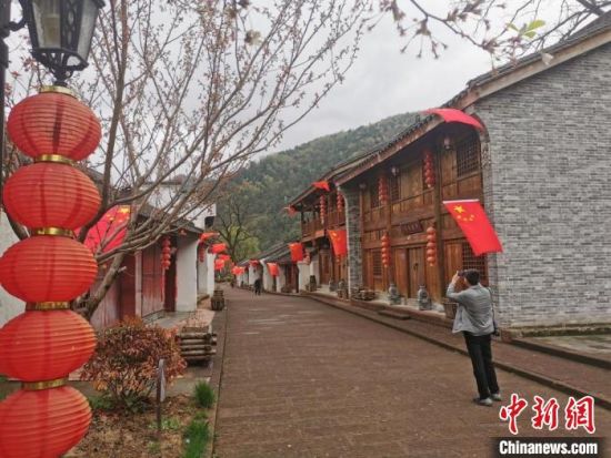 图为甘肃两当县打造的“红军街”,为当地村民带来了一定的“红色福利”。 闫姣 摄 图为甘肃两当县打造的“红军街”,为当地村民带来了一定的“红色福利”。 闫姣 摄