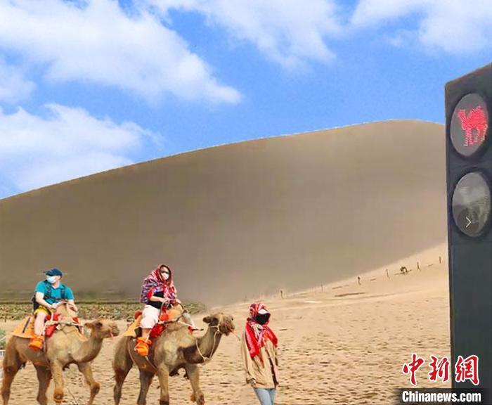 具有骆驼元素的交通信号灯首次亮相敦煌鸣沙山月牙泉景区，这也是目前所知的世界第一款专属骆驼的信号灯。　王斌银 摄