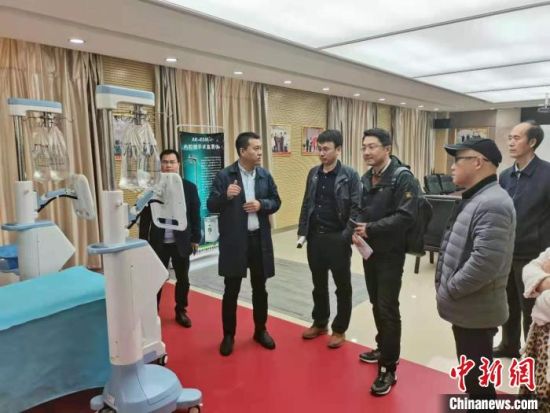 图为上海考察团在甘肃科技企业参观交流。甘肃省科技厅供图
