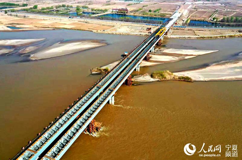 乌玛高速公路镇罗黄河特大桥合龙