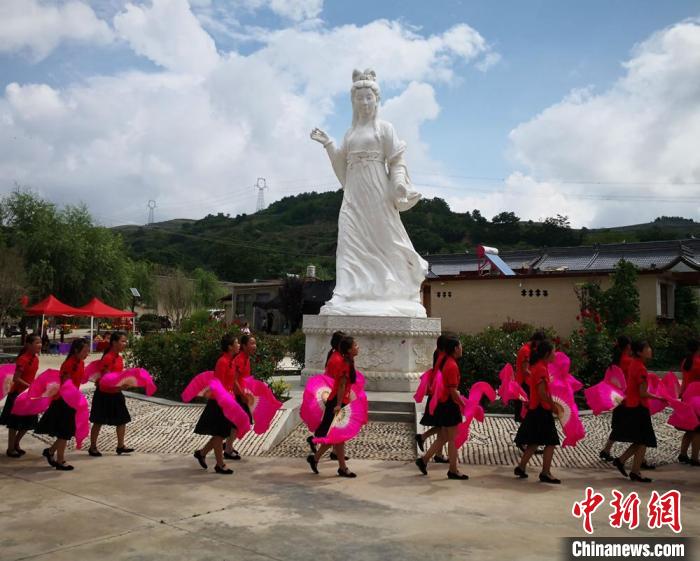 2018年8月12日，陇南市西和县举行乞巧女儿节。(资料图) 殷春永 摄
