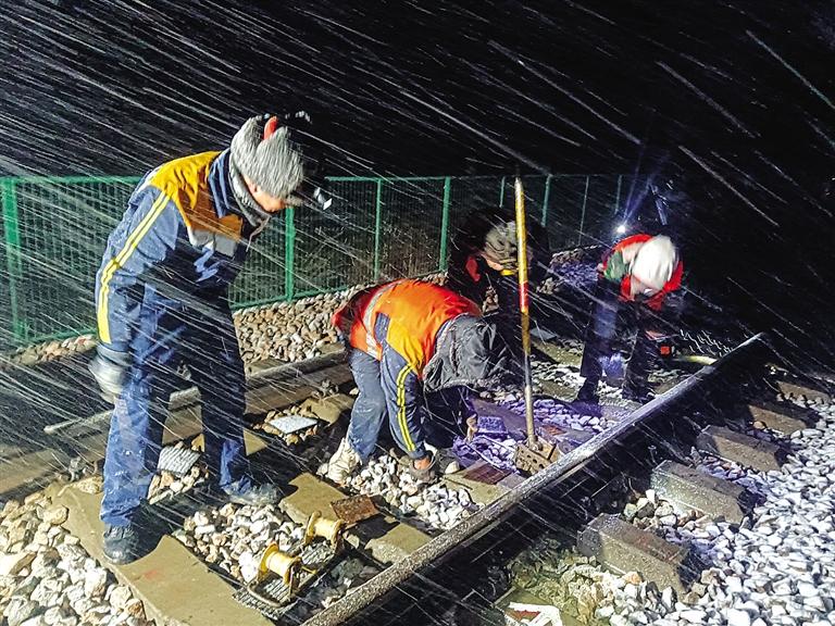 河西迎雨雪兰州铁路局积极应对保障出行