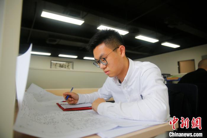 图为澳门青年建筑设计师黎俊鸿在位于珠海横琴的办公室内工作。　王骏 摄