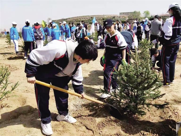 兰州西固区举行义务植树活动为南北两山添新绿