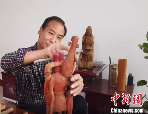 甘肃金塔木雕匠人“刀尖之上”20年：方寸间传承民间艺术