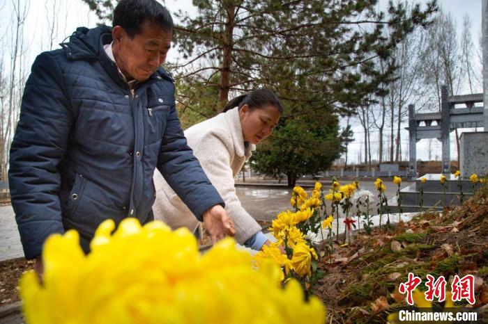 甘肃祁连山下四代人续“守”无名烈士墓：80余载述红军故事