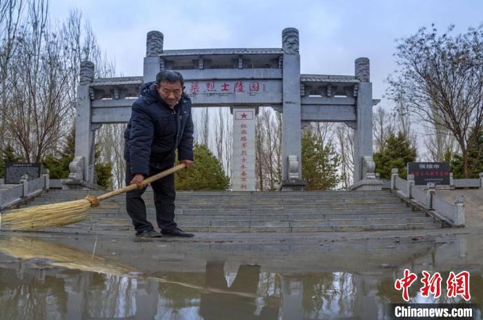 图为陈宗新清扫龙渠烈士公墓。(资料图)张掖市委宣传部供图 张掖市委宣传部供图 摄 图为陈宗新清扫龙渠烈士公墓。(资料图)张掖市委宣传部供图 张掖市委宣传部供图 摄