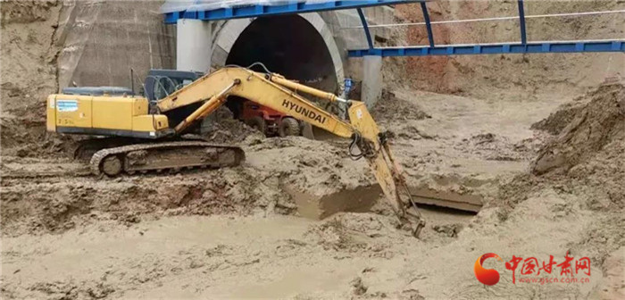 省道106线永靖段遭遇泥石流隧道被堵 临夏公路局全力以赴抢修