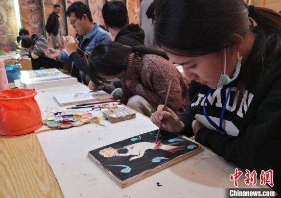 2020年10月，台湾大学生在敦煌“莫高学堂”体验泥胚画手作课。　丁思 摄