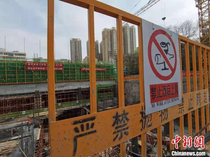 施工人员在进入施工现场后,要进行入场教育培训和班前教育等,确保大家掌握操作技能和安全注意事项。 张婧 摄 施工人员在进入施工现场后,要进行入场教育培训和班前教育等,确保大家掌握操作技能和安全注意事项。 张婧 摄