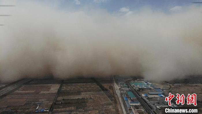 沙尘暴袭甘肃河西走廊：数十米“沙尘墙”吞噬县城