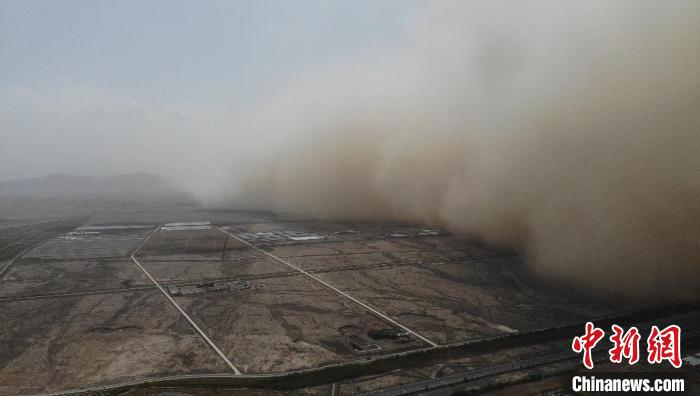 图为甘肃张掖市临泽县境内，沙尘将县城和周边农田“吞噬”。　高展 摄