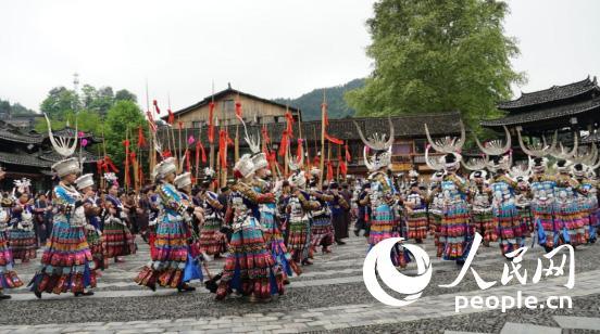 贵州雷山县西江苗寨广场上的表演。人民网记者 李彤摄 贵州雷山县西江苗寨广场上的表演。人民网记者 李彤摄