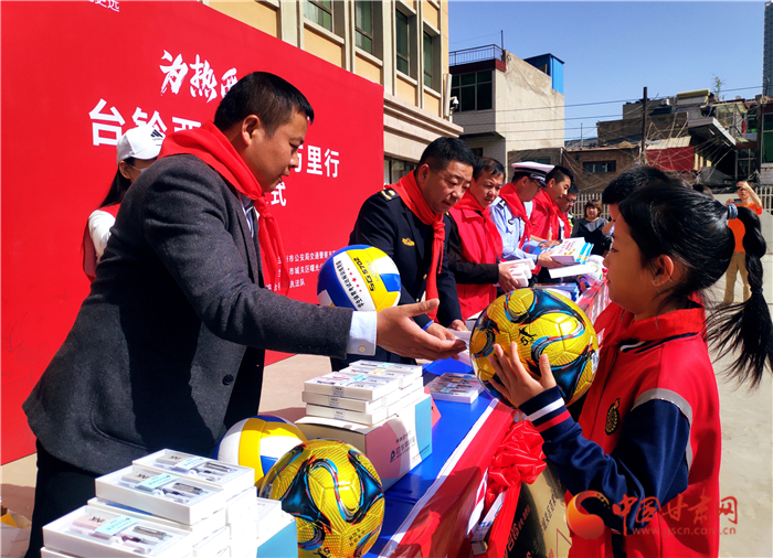 万里骑行为公益 台羚梦想图书馆落户兰州市城关区范家湾小学