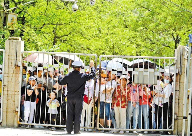 人流如潮 入园游客突破5万 五泉山公园、兰州市动物园昨日临时闭园