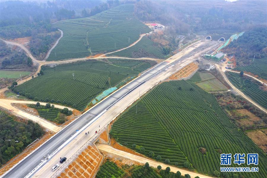 (沿着高速看中国·图文互动)(1)昔日雄关如铁,今朝如履平地