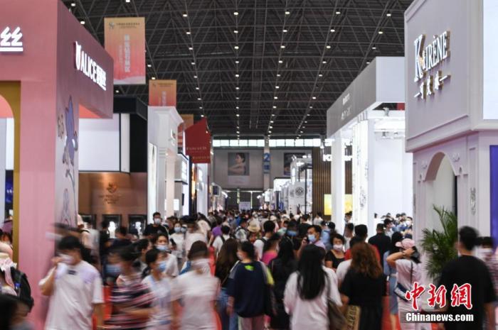 资料图:民众在消博会珠宝钻石展区参观。 <a target='_blank' data-cke-saved-href='http://www.chinanews.com/' href='http://www.chinanews.com/'>中新社</a>记者 崔楠 摄 资料图:民众在消博会珠宝钻石展区参观。 <a target='_blank' data-cke-saved-href='http://www.chinanews.com/' href='http://www.chinanews.com/'>中新社</a>记者 崔楠 摄