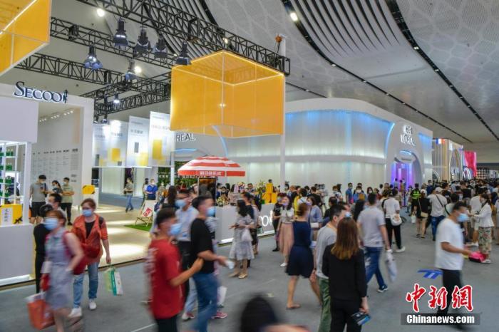 资料图:民众参观首届消博会。 <a target='_blank' data-cke-saved-href='http://www.chinanews.com/' href='http://www.chinanews.com/'>中新社</a>记者 骆云飞 摄 资料图:民众参观首届消博会。 <a target='_blank' data-cke-saved-href='http://www.chinanews.com/' href='http://www.chinanews.com/'>中新社</a>记者 骆云飞 摄