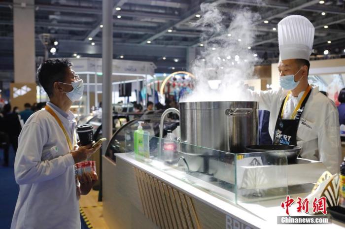 资料图:民众参观第三届中国国际进口博览会。<a target='_blank' data-cke-saved-href='http://www.chinanews.com/' href='http://www.chinanews.com/'>中新社</a>记者 殷立勤 摄 资料图:民众参观第三届中国国际进口博览会。<a target='_blank' data-cke-saved-href='http://www.chinanews.com/' href='http://www.chinanews.com/'>中新社</a>记者 殷立勤 摄