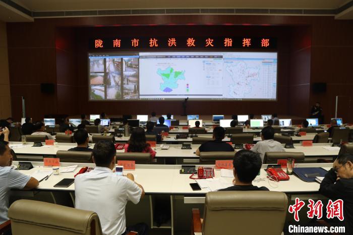 2020年8月中旬，甘肃省陇南市发生泥石流，应急人员利用大数据指挥救援。　陇南市应急管理局供图