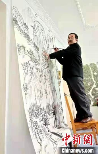谢石山将宣纸钉在墙上作画。受访者供图 谢石山将宣纸钉在墙上作画。受访者供图