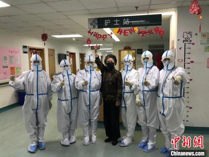 图为脱亚莉和同事们。 甘肃省卫健委供图 图为脱亚莉和同事们。 甘肃省卫健委供图