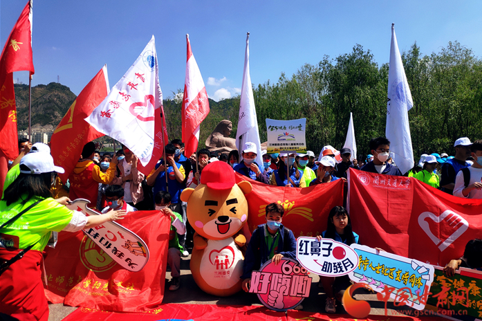 共享阳光 共担风雨 兰州志愿者邀请残障人士一起健步走