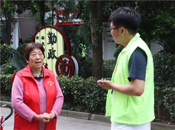 记者采访社区志愿者。华龙网-新重庆客户端 葛彧 摄 6记者采访社区志愿者。华龙网-新重庆客户端 葛彧 摄